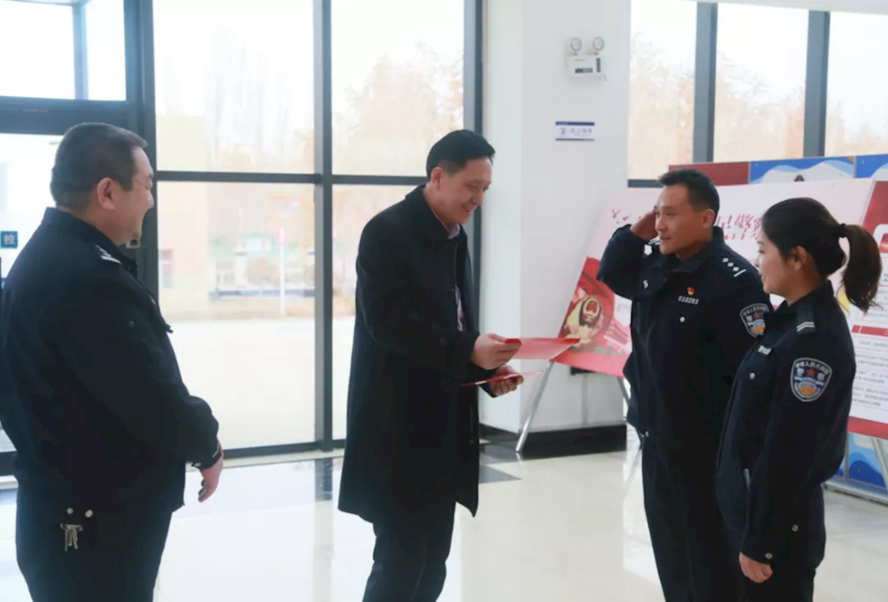 師市總工會一行赴師局開展向因公犧牲傷殘等公安民警家庭送溫暖活動