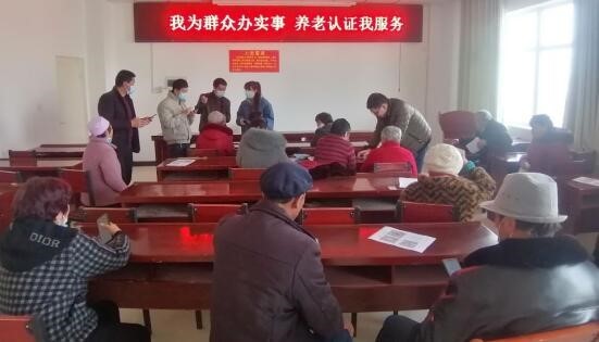 十一團社保所：延伸服務進社區(qū)，開展退休認證上門服務