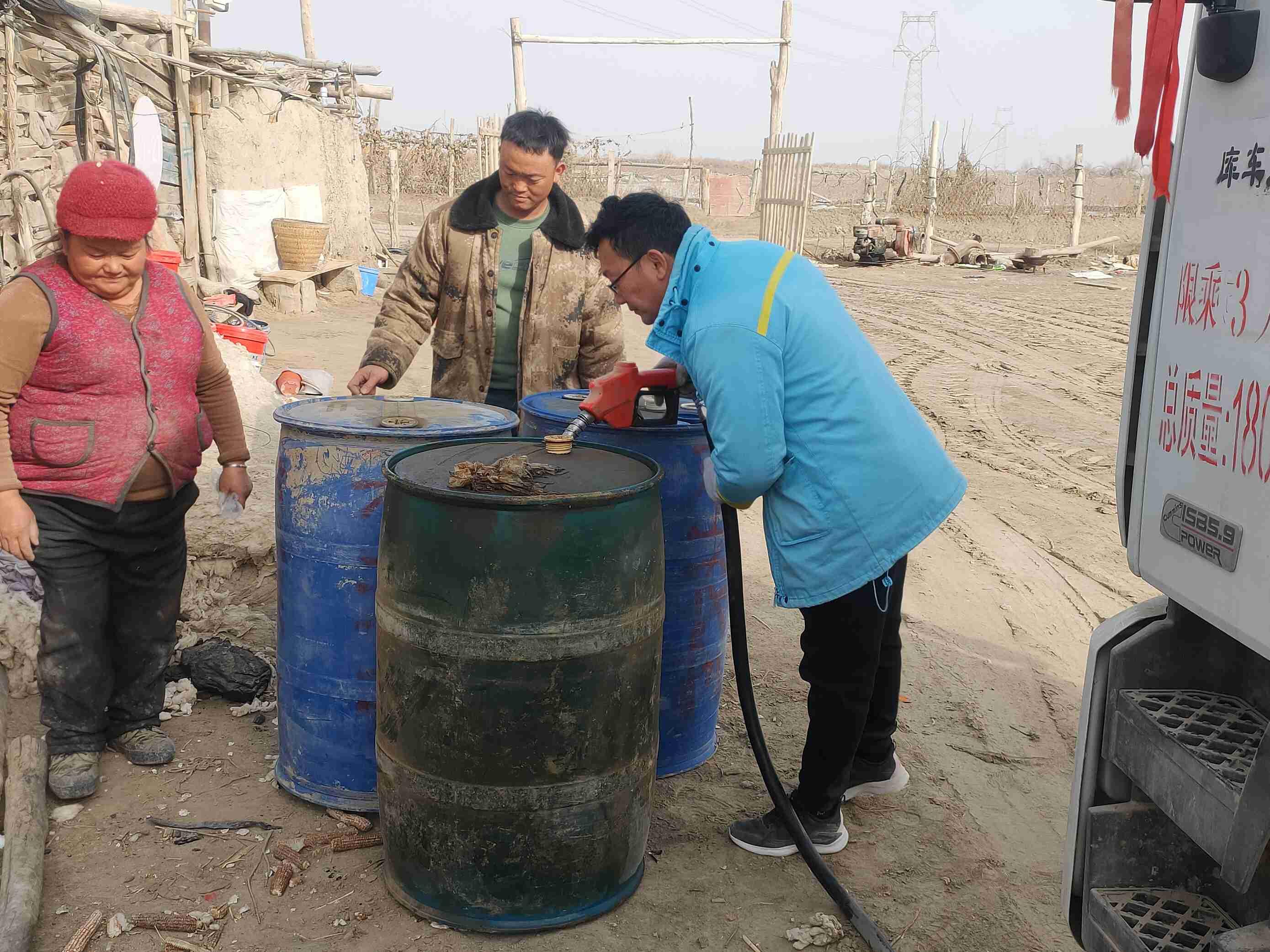 【我為群眾辦實事】 供銷公司開展送油下鄉進工地活動，爭做群眾貼心人