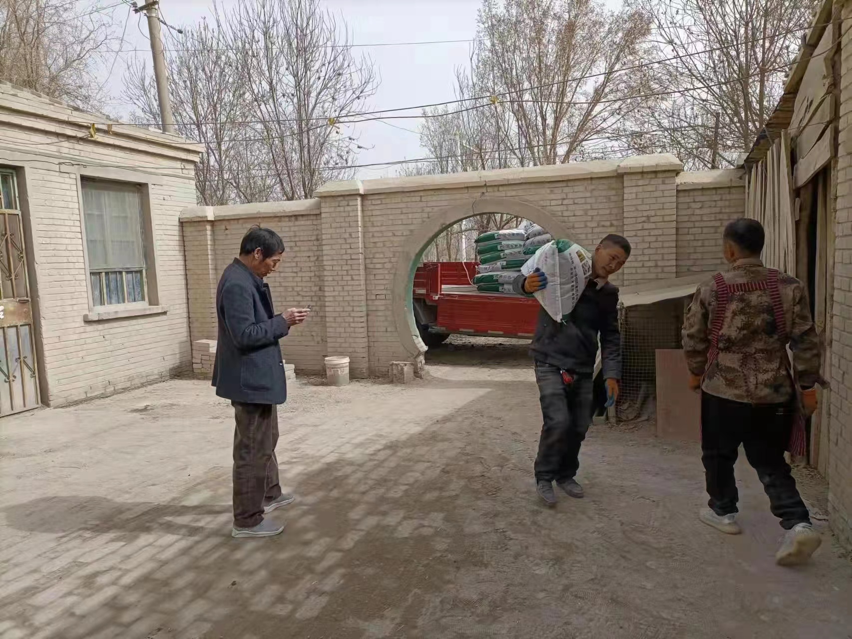 【我為群眾辦實事】送貨到家保春耕，農戶安心促真情