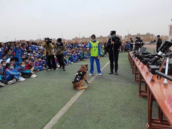 聯(lián)合多部門(mén)在九團(tuán)中學(xué)開(kāi)展第27個(gè)全國(guó)中小學(xué)生安全教育日活動(dòng)