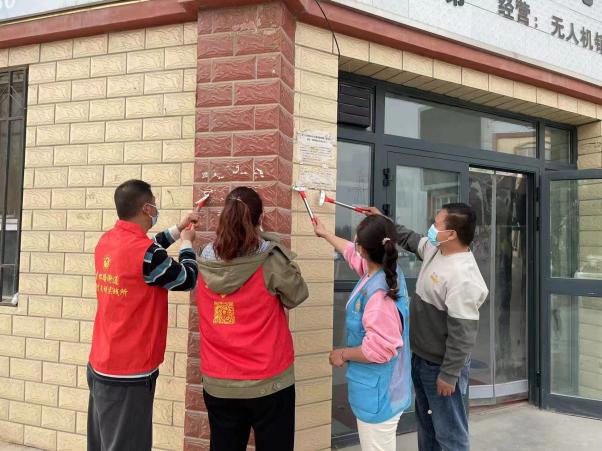 新時代文明實踐丨清理墻面“牛皮癬”美化城市環境