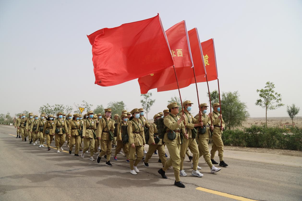 一師阿拉爾市西北興業集團開展“追尋紅色記憶，弘揚兵團精神”主題黨日活動