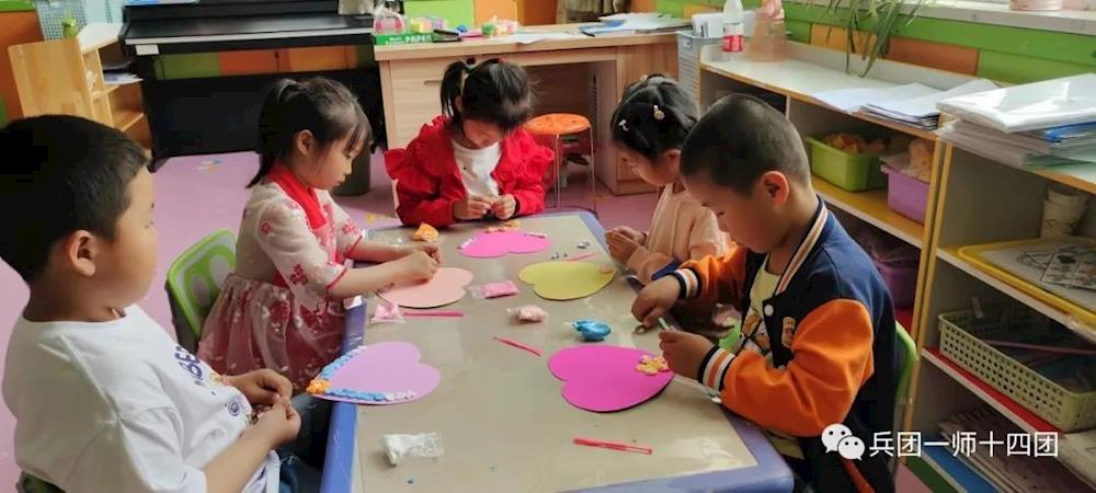 “無私慈母愛，情系母親節”—十四團幼兒園開展母親節主題活動