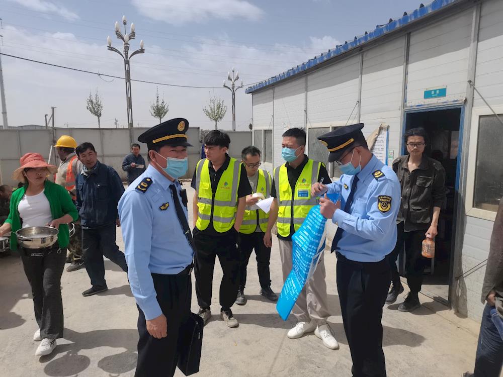 構筑食品安全“防火墻” 守護工人“舌尖上的安全”——騰飛社區開展建筑工地食堂衛生專項檢查