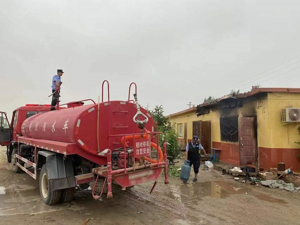 危難時刻顯身手 花橋民警勇擔當
