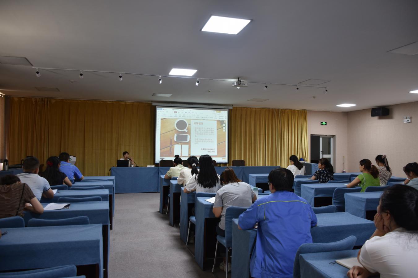 普及法律知識  構建和諧企業