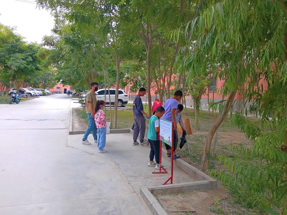 大手拉小手 環(huán)境衛(wèi)生齊動手