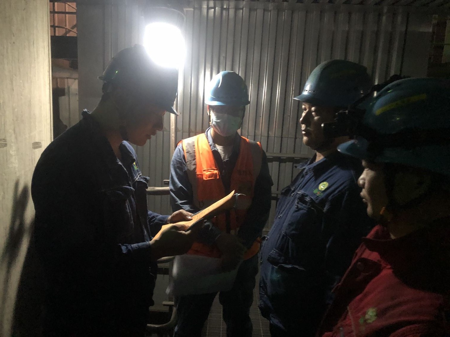 一師電力檢修公司對發電廠鍋爐水冷壁開展檢修工作