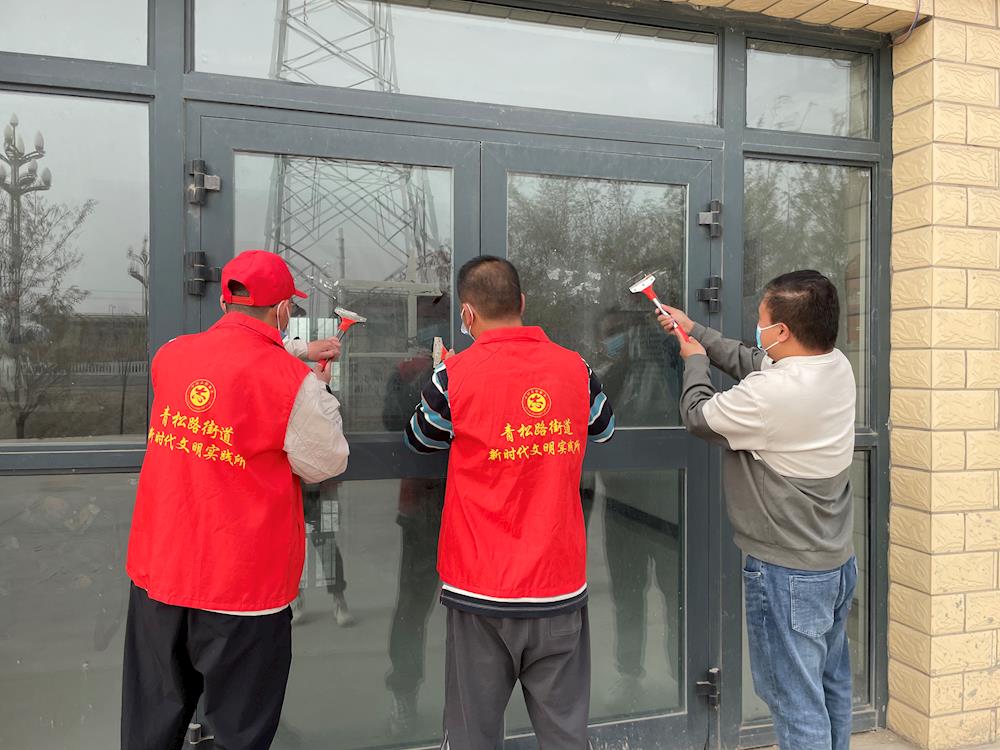 清理“牛皮癬” 美化社區環境