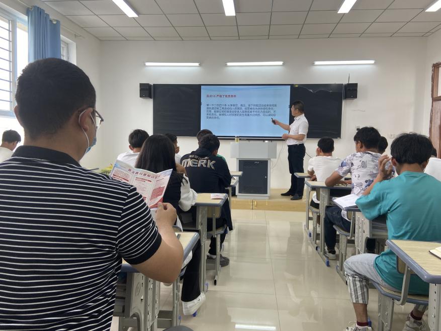 法律講座解疑惑 法治意識促發(fā)展   