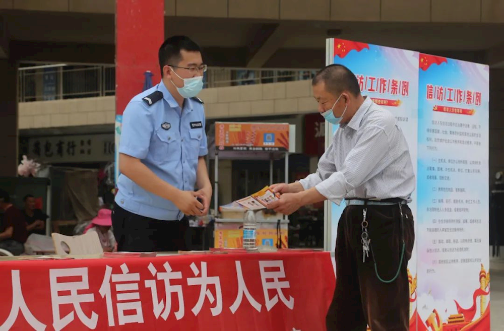 師市公安局開展《信訪工作條例》宣傳活動