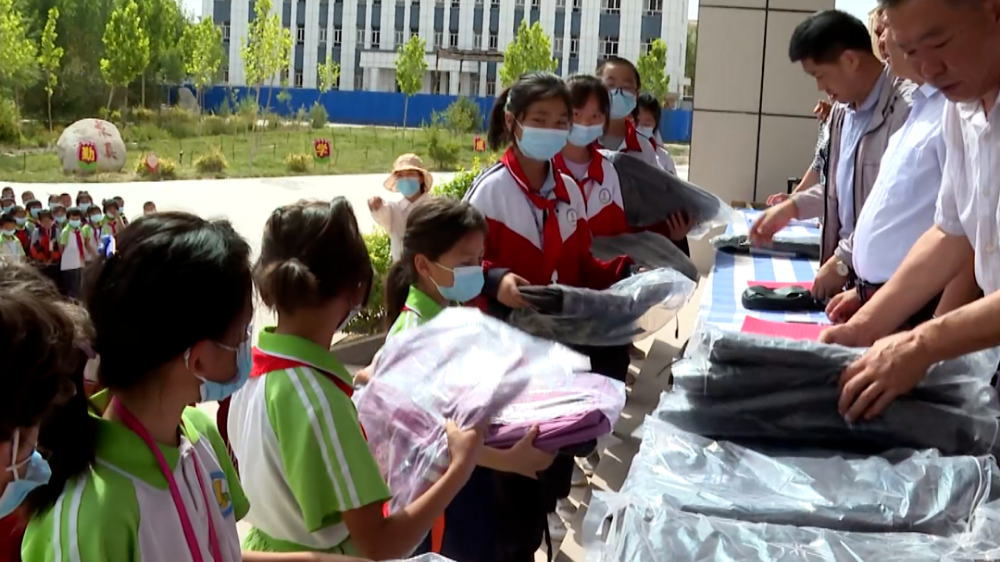 愛心企業家向困難學生捐贈愛心書包