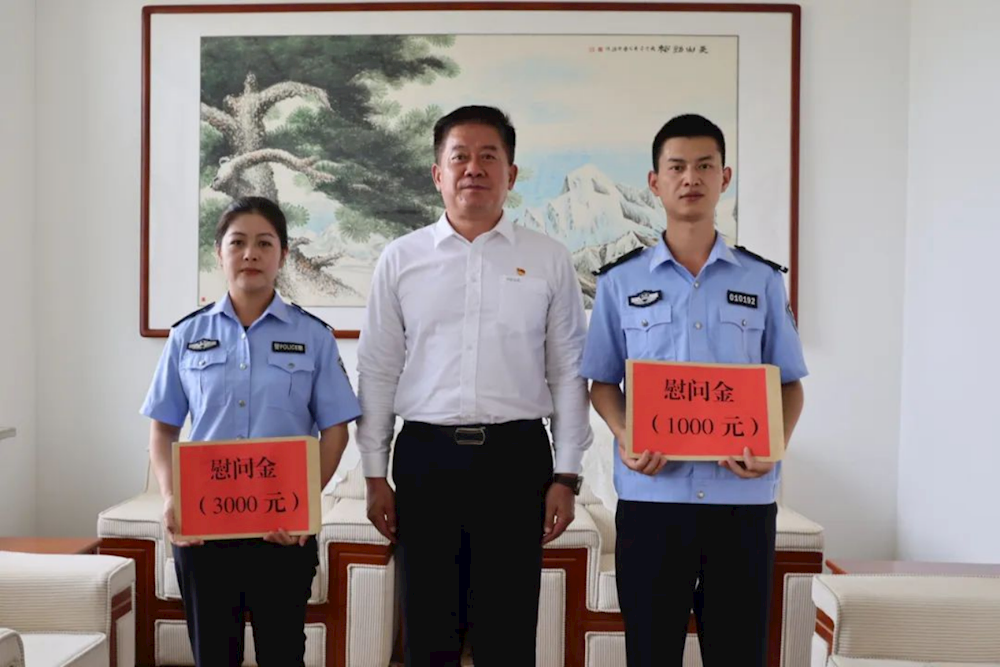 第一師阿拉爾市公安局黨委組織開展“七一”走訪慰問活動