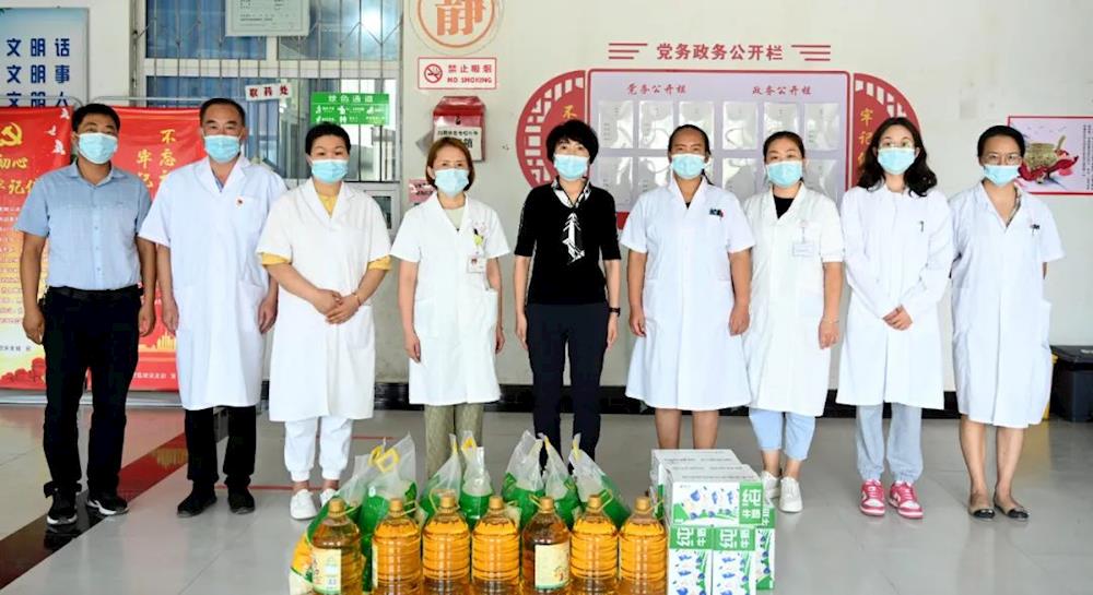 致敬“白衣戰士”——十三團開展醫師節慰問活動