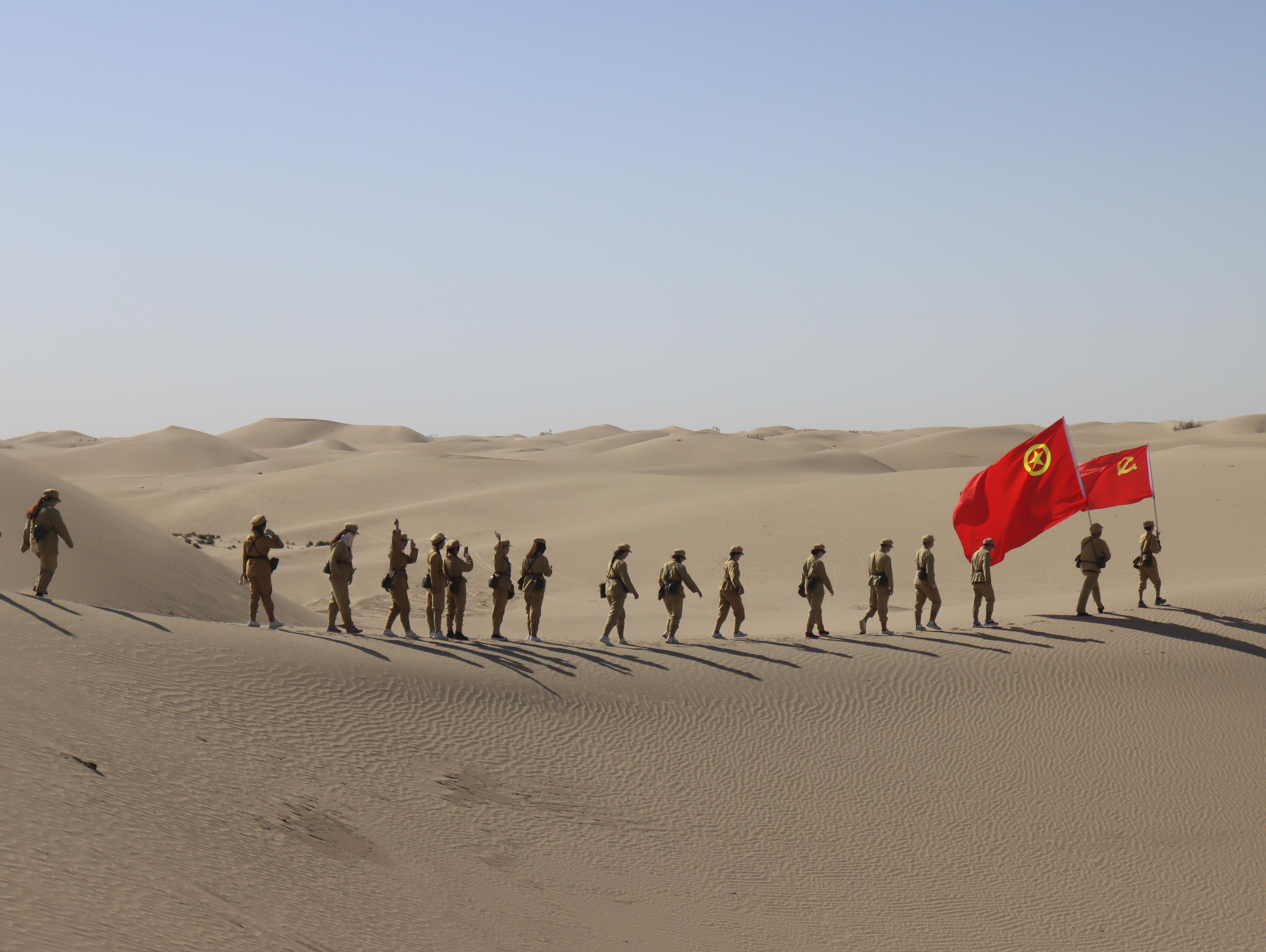 西北興業集團總工會開展“重走沙海老兵路·爭做兵團接班人”團建活動