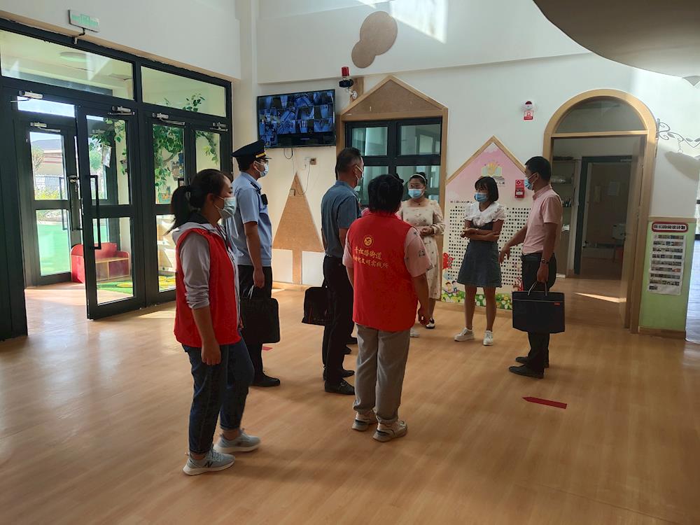 為進一步有效預防園內安全事故，消除幼兒園存在的各類安全隱患，確保開園工作順利進行。近日，青松路街道安居社區聯合師市教育局、市場監督管理局、衛健委、青松路派出所對轄區塔里木第四幼兒園進行安全大檢查。  圖片 圖片 圖片 圖片 圖片 圖片 檢查組逐一查看了幼兒園的食品安全、消防安全和疫情防控等工作資料，重點檢查了幼兒園電路設施、消防器材等是否存在安全隱患、疏散通道與安全出口是否暢通、疫情防控措施是否落實到位。現場將檢查情況一一記錄，發現的問題要求園方立行立改，社區也將持續跟進，落實整改情況。  通過檢查，切實提高了轄區幼兒園安全管理意識，進一步明確與規范了幼兒園的管理工作要求，有力推動了幼兒園安全
