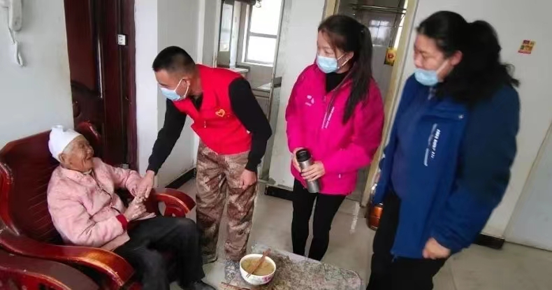 十四團陽光社區(qū)：情暖夕陽 當(dāng)好群眾服務(wù)員 躬行使命 弘揚黨的二十大精神