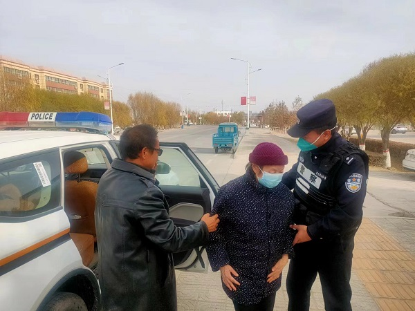 耄耋老人外出走失 民警暖心送其回家