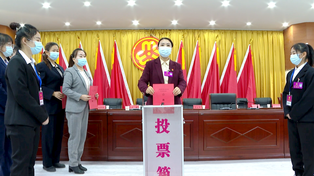 一團金銀川鎮婦女第四次代表大會勝利召開