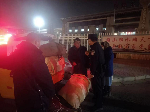 老人深夜滯留車站 民警暖心護送回家