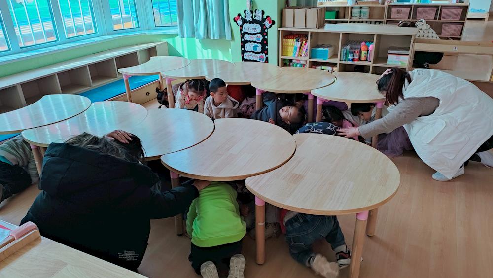 地震疏散應急演練進學校