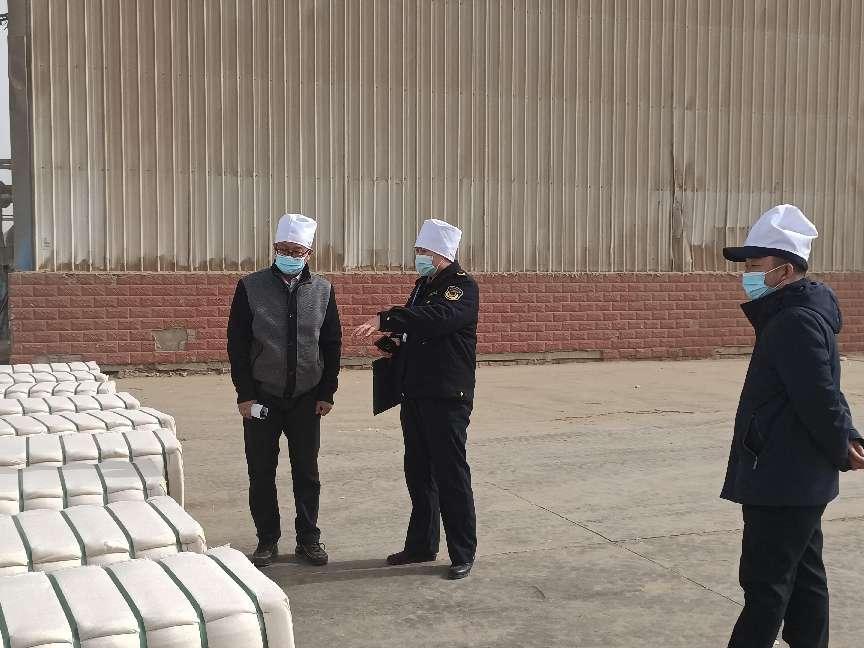 兵地聯合調查組對鵬發棉業開展棉花質量監督檢查