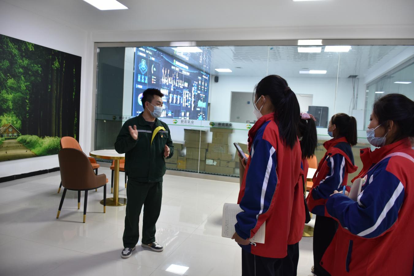 阿拉爾新農乳業迎來了一群“小小實踐家”