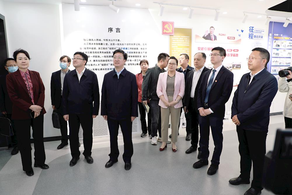 國家醫療保障局黨組成員、副局長施子海一行蒞臨第一師醫院調研指導工作