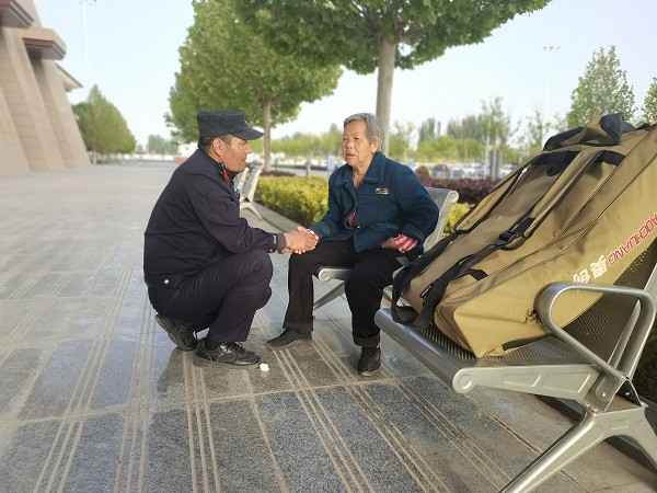 救助迷路老人  暖心守護回家