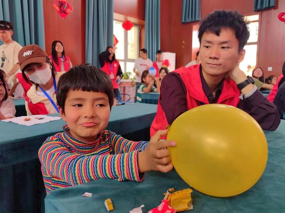 快樂成長 放飛夢想——兵團開放大學駐托喀依鄉科克庫勒村“訪惠聚”工作隊組織開展慶祝“六一”兒童節活動