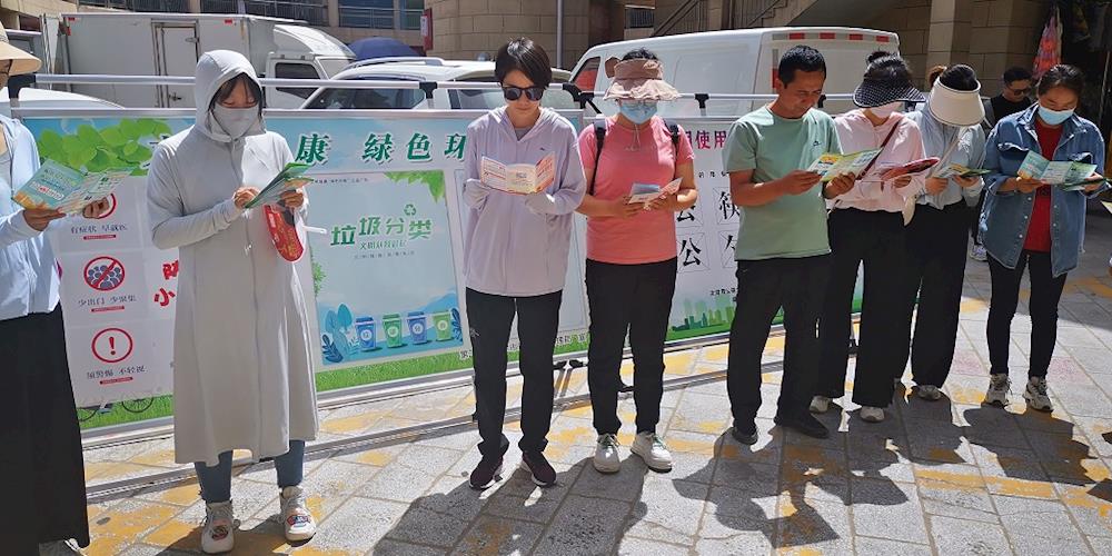 師市市場(chǎng)監(jiān)管局在江泰商貿(mào)城開展文明健康綠色環(huán)保主題系列宣傳活動(dòng)