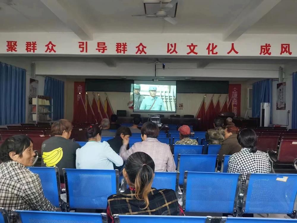公益電影放映點(diǎn)亮團(tuán)鎮(zhèn)連隊(duì)文化生活