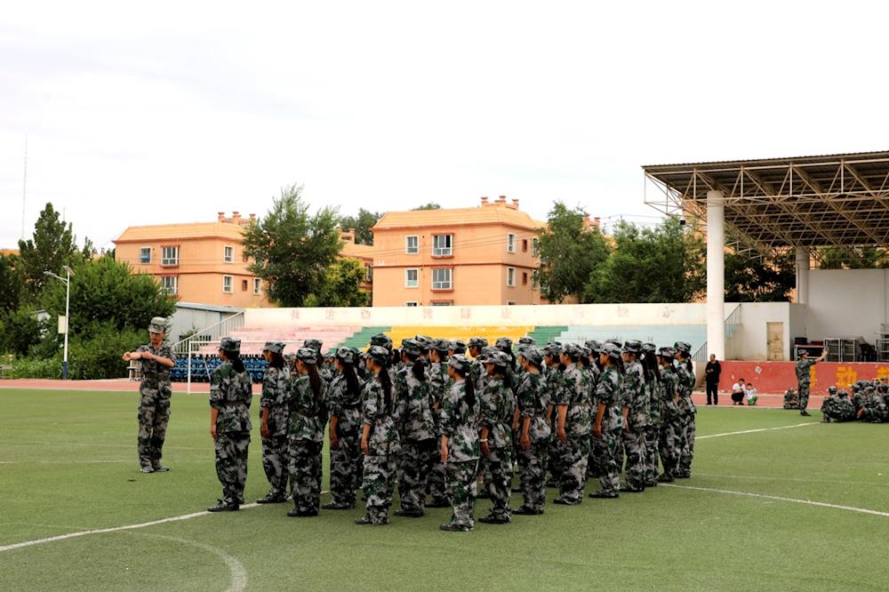 斗志昂揚 無懼驕陽 十一團中學軍訓進行時