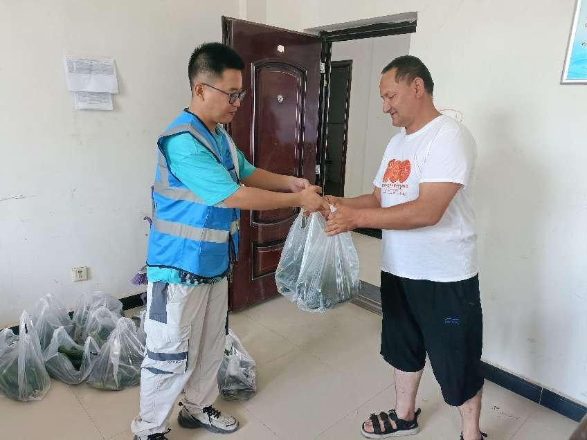 阿拉爾市三五九水務（集團）公司、金盾勞務派遣公司組織開展夏送清涼活動