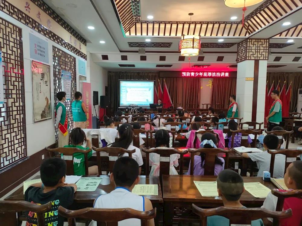 新時代文明實踐｜夏季普法忙 返鄉(xiāng)大學生來十團幫忙