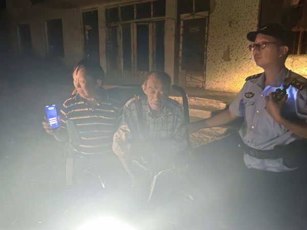 老人深夜走失,民警暖心找回