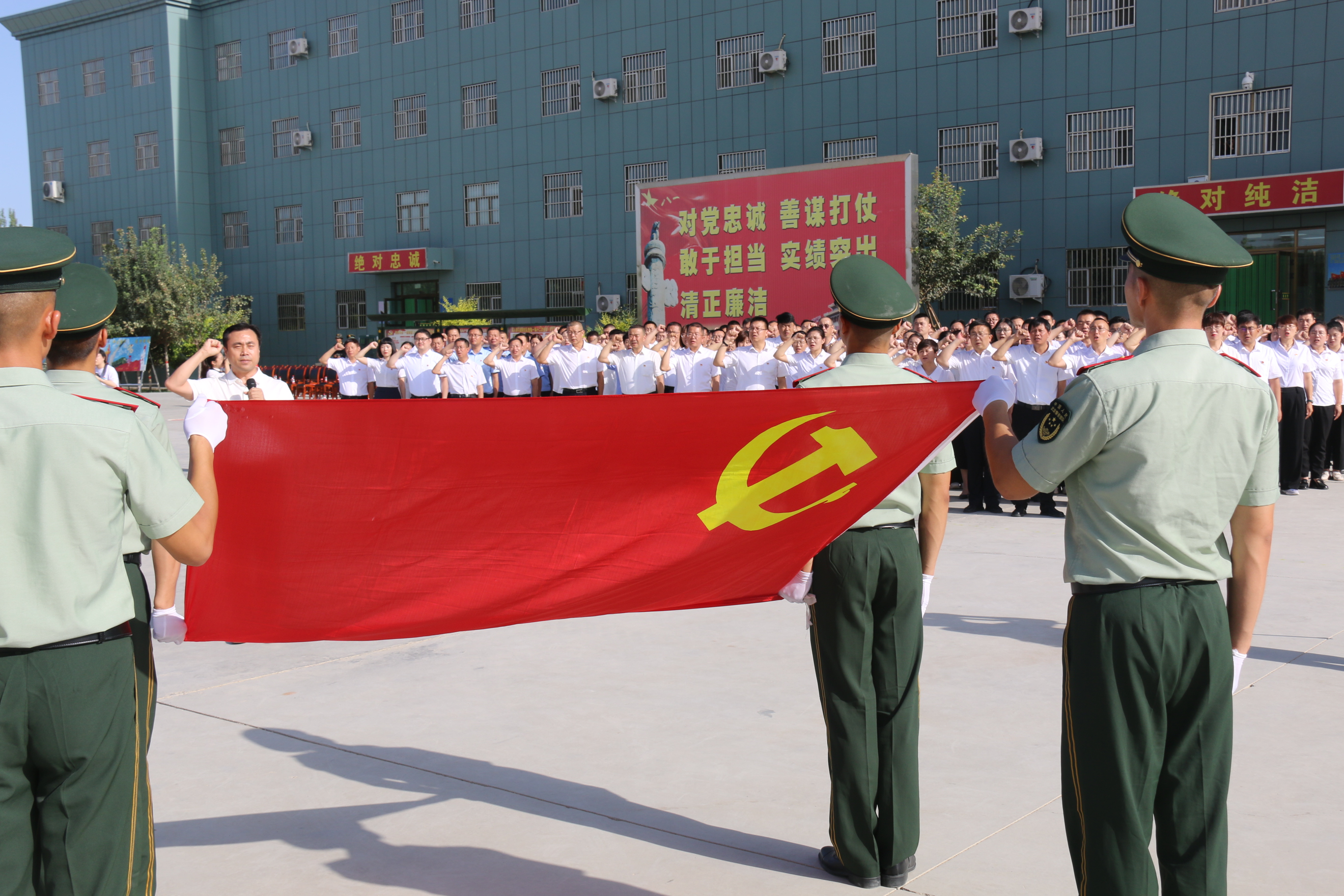 走進軍營悟軍魂 錘煉黨性鑄忠誠