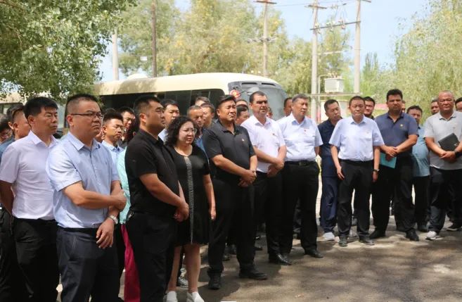 阿克蘇市溫宿縣委書記黃振軍一行赴六團觀摩學習