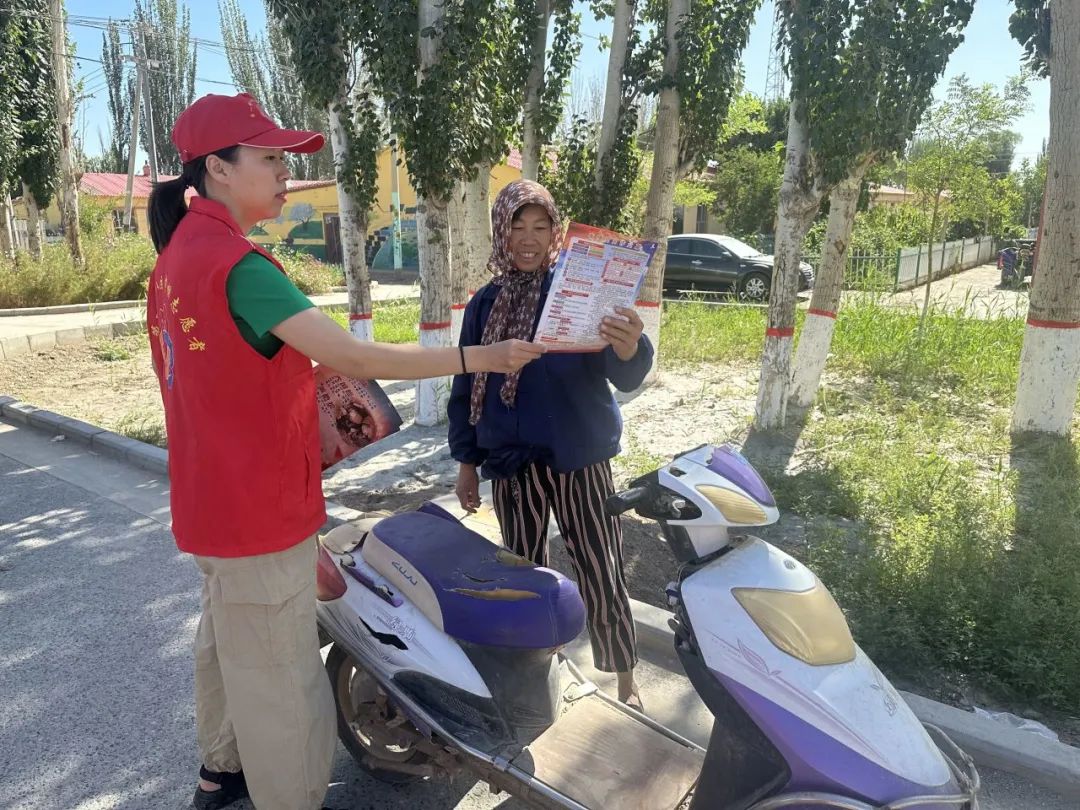 八團(tuán)6連開展道路交通安全宣傳志愿服務(wù)