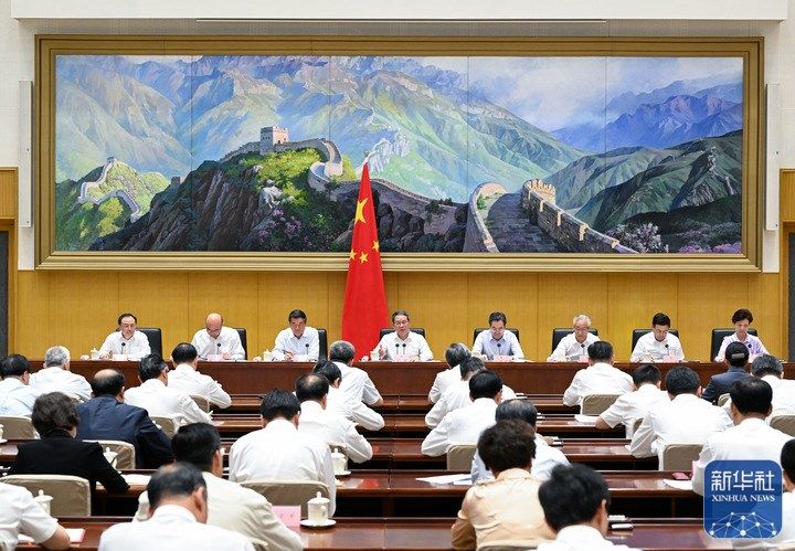 李強(qiáng)主持召開國(guó)務(wù)院第二次全體會(huì)議強(qiáng)調(diào) 全面落實(shí)黨中央決策部署 堅(jiān)定不移推動(dòng)高質(zhì)量發(fā)展 大力提升行政效能 為完成各項(xiàng)任務(wù)提供有力保障