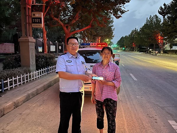群眾大意丟手機，民警暖心幫找回