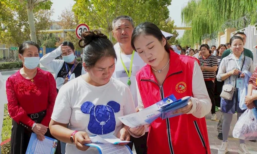 一團開展“全民醫保手牽手 醫保護航心連心”醫保政策集中宣傳活動