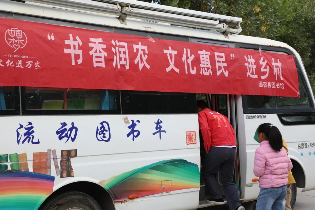 四團(tuán)組織開展“書香潤農(nóng) 文化惠民”圖書下基層活動