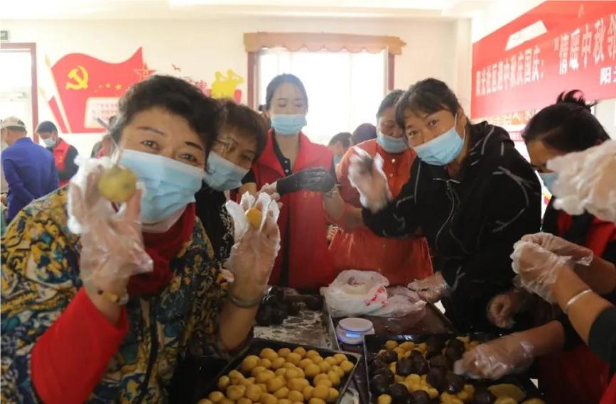 十四團(tuán)陽光社區(qū)開展“情暖中秋鄰里情·民族團(tuán)結(jié)進(jìn)社區(qū)”巧手做月餅DIY活動