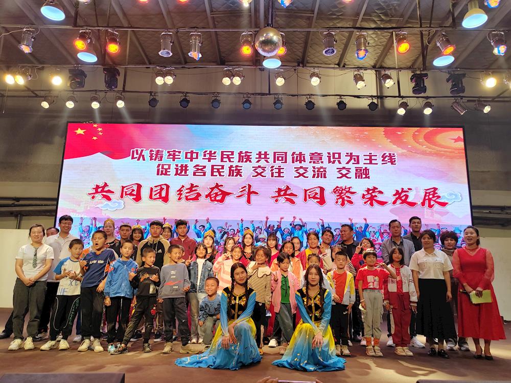 青松路街道迎賓社區舉辦“黨建聯盟聚合力 喜迎中秋慶華誕”文藝匯演