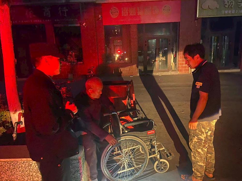 暖心助走失老人回家