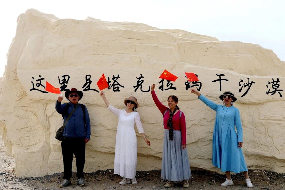 中秋國(guó)慶假期 塔克拉瑪干沙漠之門景區(qū)迎來(lái)旅游熱潮