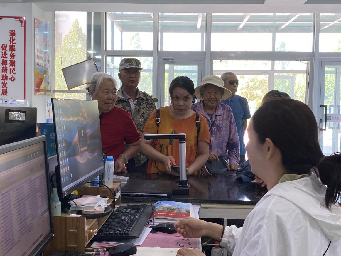 八團(tuán)社保所強(qiáng)化窗口作風(fēng)建設(shè) 提升社保服務(wù)水平