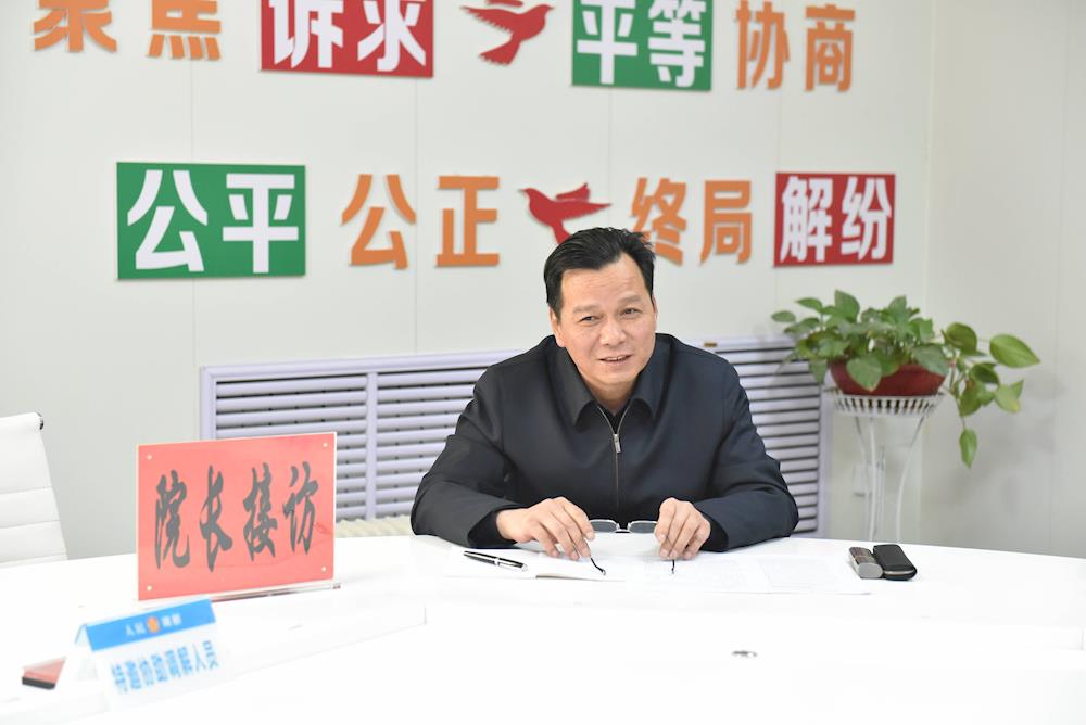 任保軍院長深入阿拉爾墾區人民法院現場辦公、接訪群眾